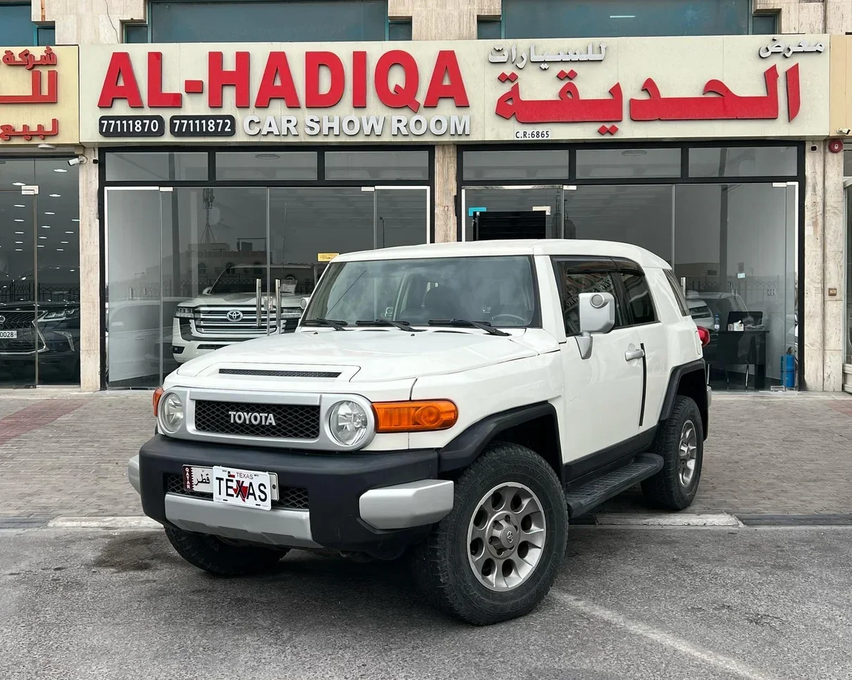 Toyota  FJ Cruiser  2011  Automatic  300,000 Km  6 Cylinder  Four Wheel Drive (4WD)  SUV  White