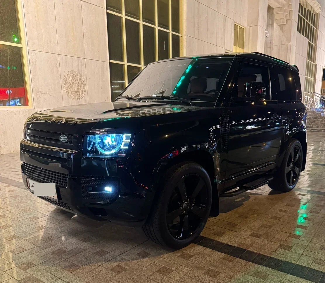 Land Rover  Defender  90 HSE  2023  Automatic  28,000 Km  6 Cylinder  Four Wheel Drive (4WD)  SUV  Black  With Warranty