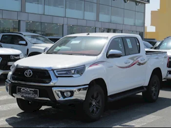Toyota  Hilux  SR5  2025  Automatic  5,000 Km  4 Cylinder  Four Wheel Drive (4WD)  Pick Up  White  With Warranty