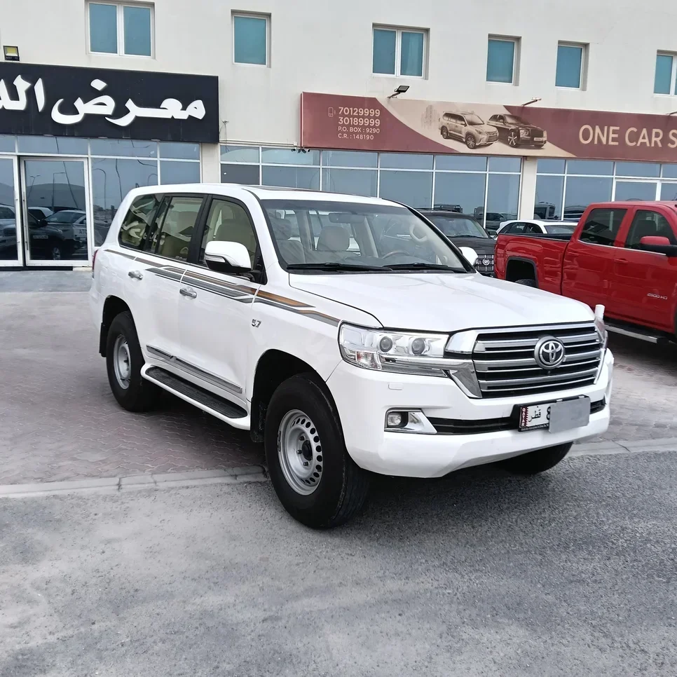 Toyota  Land Cruiser  VXR  2017  Automatic  220,000 Km  8 Cylinder  Four Wheel Drive (4WD)  SUV  White