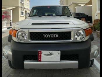 Toyota  FJ Cruiser  2015  Automatic  92,000 Km  6 Cylinder  Four Wheel Drive (4WD)  SUV  White