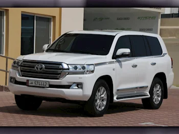  Toyota  Land Cruiser  VXR  2018  Automatic  148,000 Km  8 Cylinder  Four Wheel Drive (4WD)  SUV  White  With Warranty