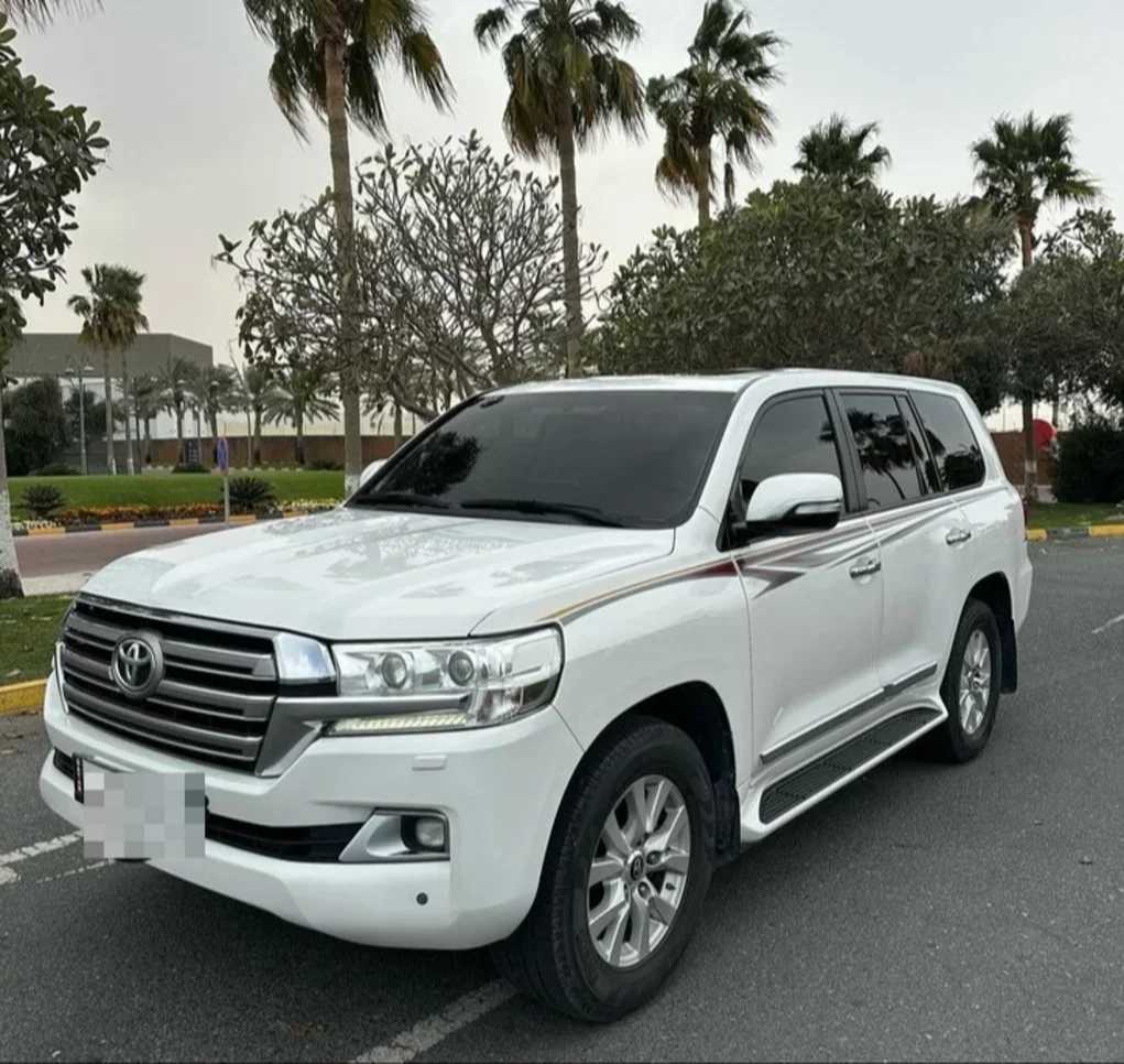 Toyota  Land Cruiser  GXR  2018  Automatic  326,691 Km  8 Cylinder  Four Wheel Drive (4WD)  SUV  White