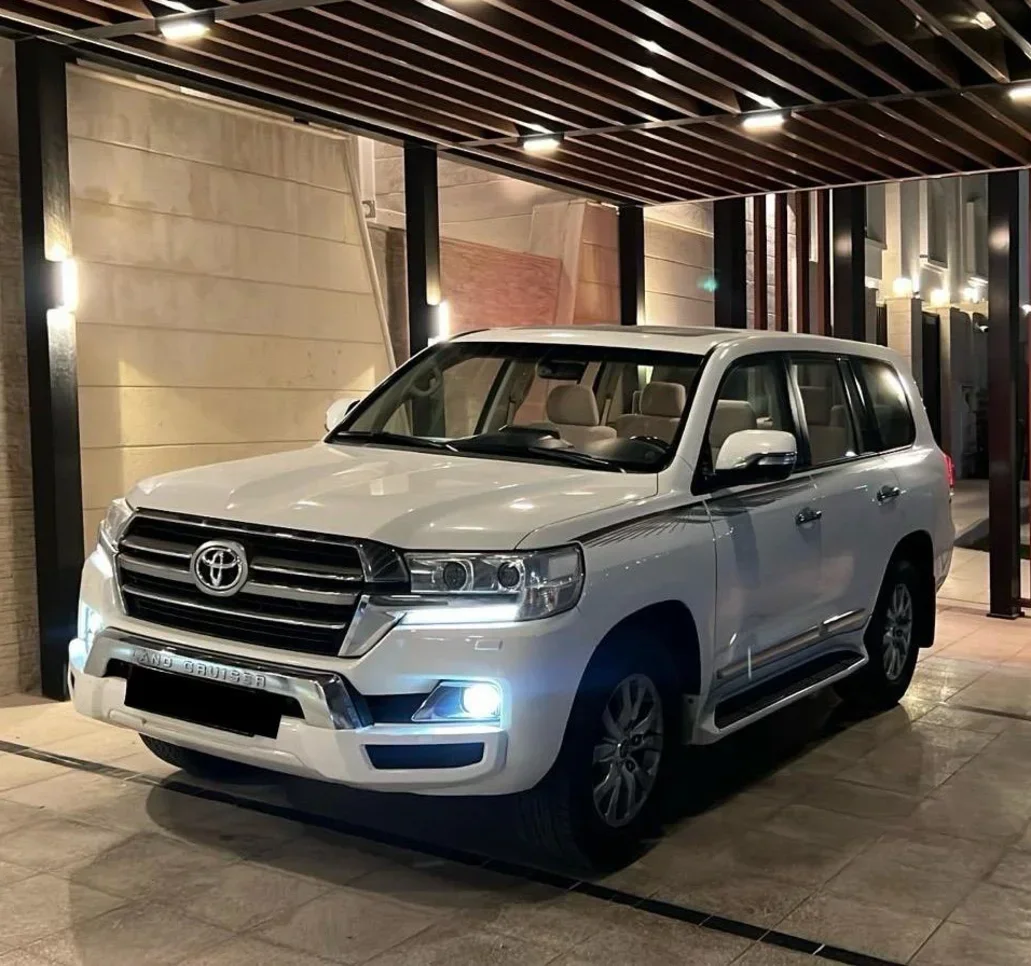 Toyota  Land Cruiser  GXR  2018  Automatic  198,000 Km  8 Cylinder  Four Wheel Drive (4WD)  SUV  White