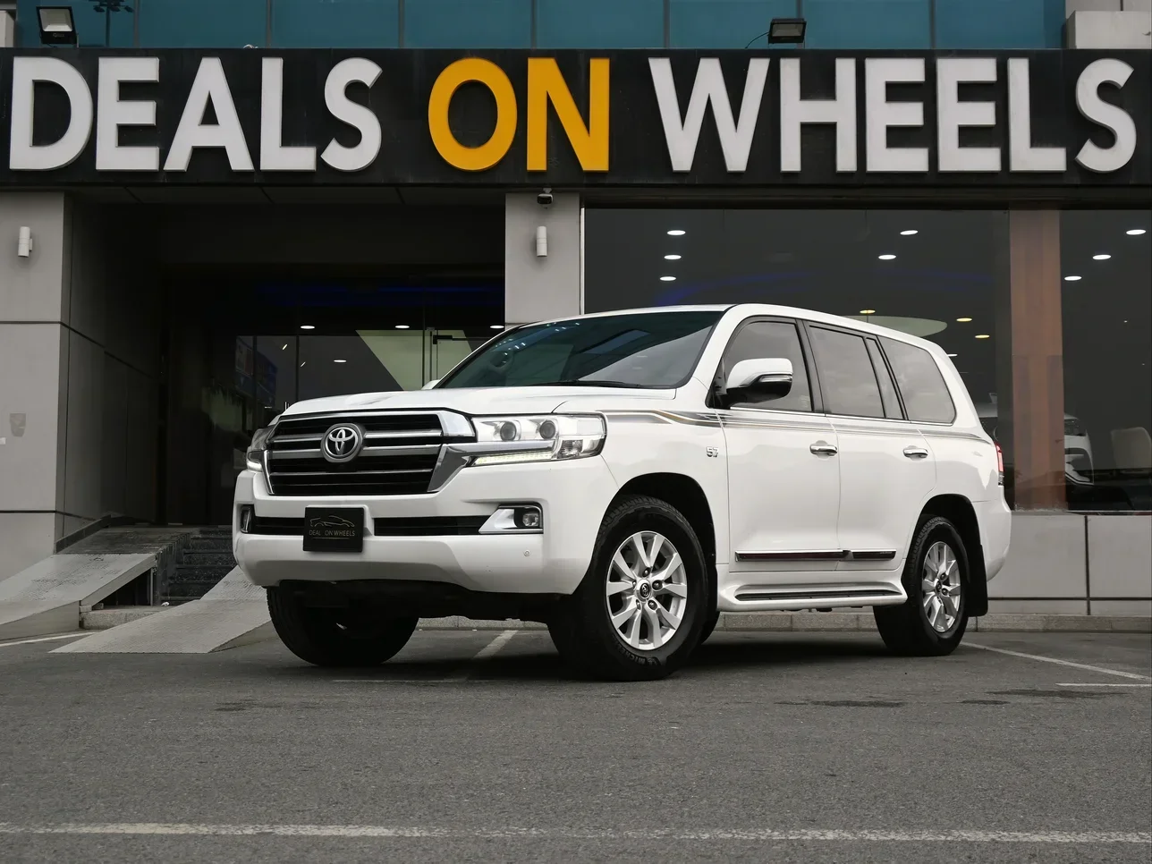 Toyota  Land Cruiser  VXR  2018  Automatic  200,000 Km  8 Cylinder  Four Wheel Drive (4WD)  SUV  White