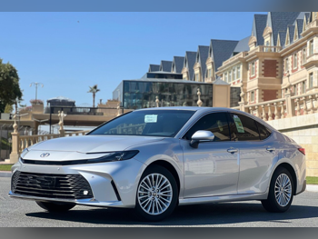 تويوتا  كامري  4 سلندر  سيدان  فضي  2025