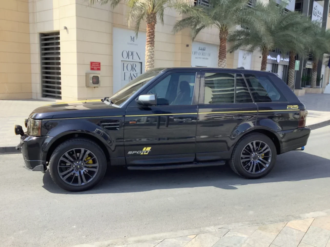 Land Rover  Range Rover  Sport HSE  2008  Automatic  198,000 Km  6 Cylinder  Four Wheel Drive (4WD)  SUV  Black