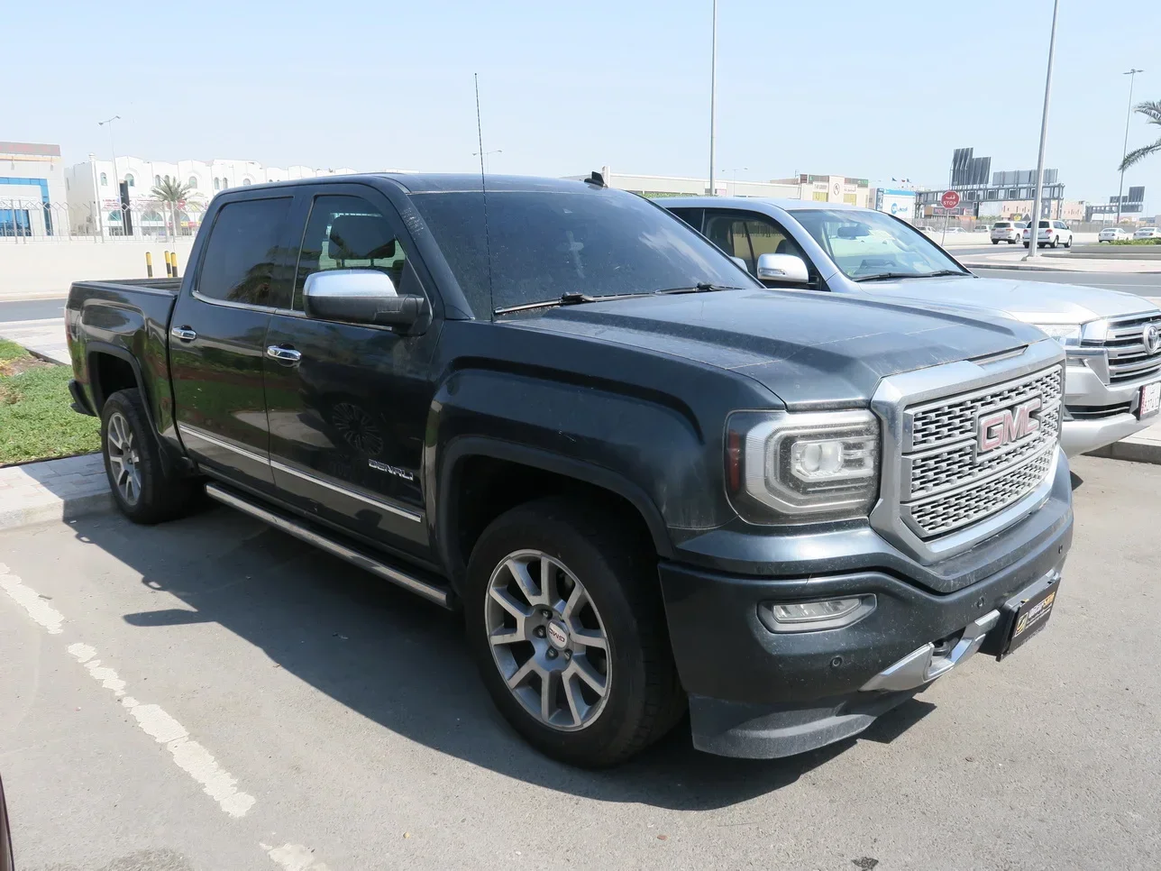 GMC  Sierra  Denali  2017  Automatic  283,000 Km  8 Cylinder  Four Wheel Drive (4WD)  Pick Up  Black