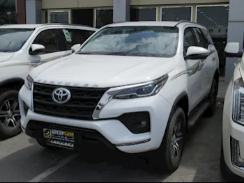 Toyota  Fortuner  SR5  2023  Automatic  13,000 Km  6 Cylinder  Four Wheel Drive (4WD)  SUV  White  With Warranty