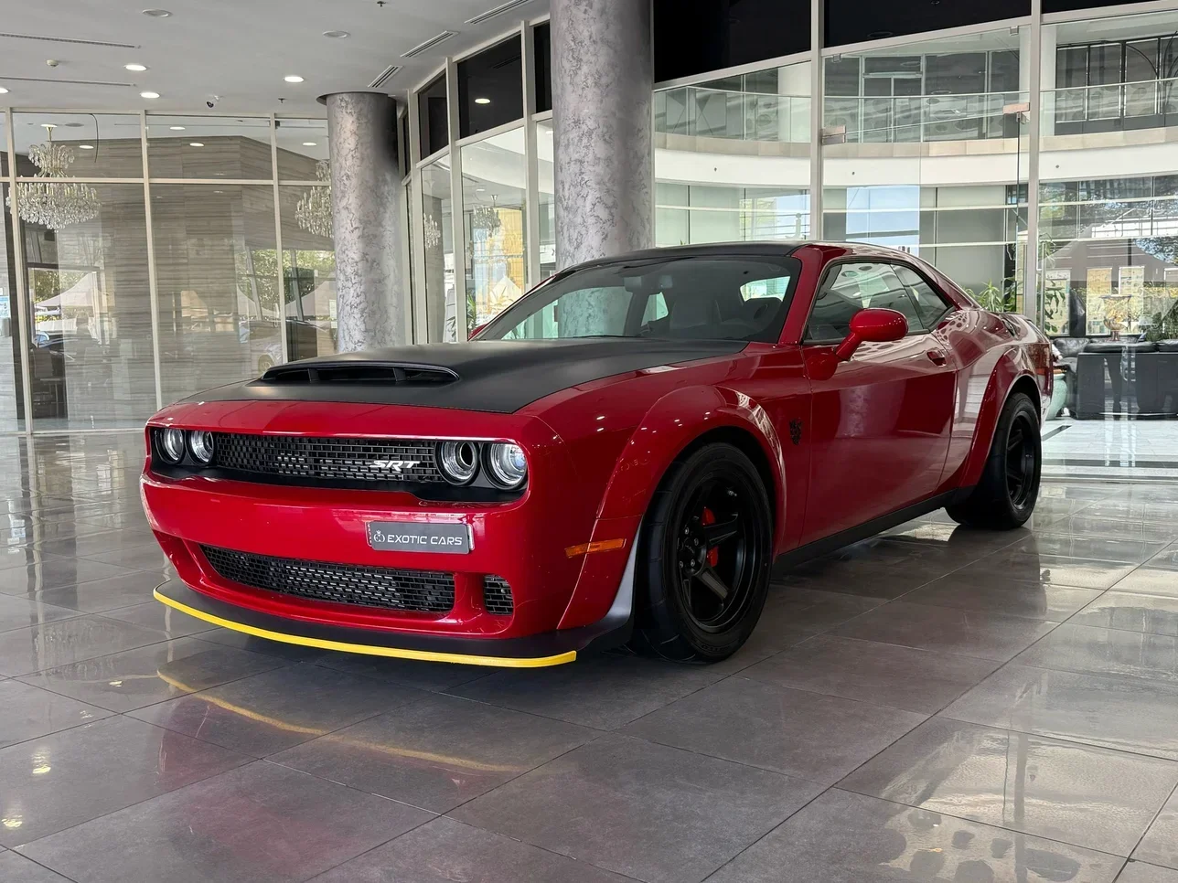 Dodge  Challenger  SRT  2018  Automatic  8,000 Km  8 Cylinder  Rear Wheel Drive (RWD)  Coupe / Sport  Red