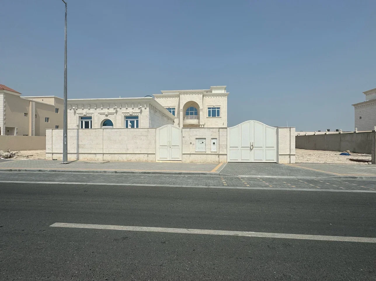 سكن عائلي  - غير مفروشة  - الوكرة  - الوكير  - 9 غرف نوم  - يشمل الماء والكهرباء