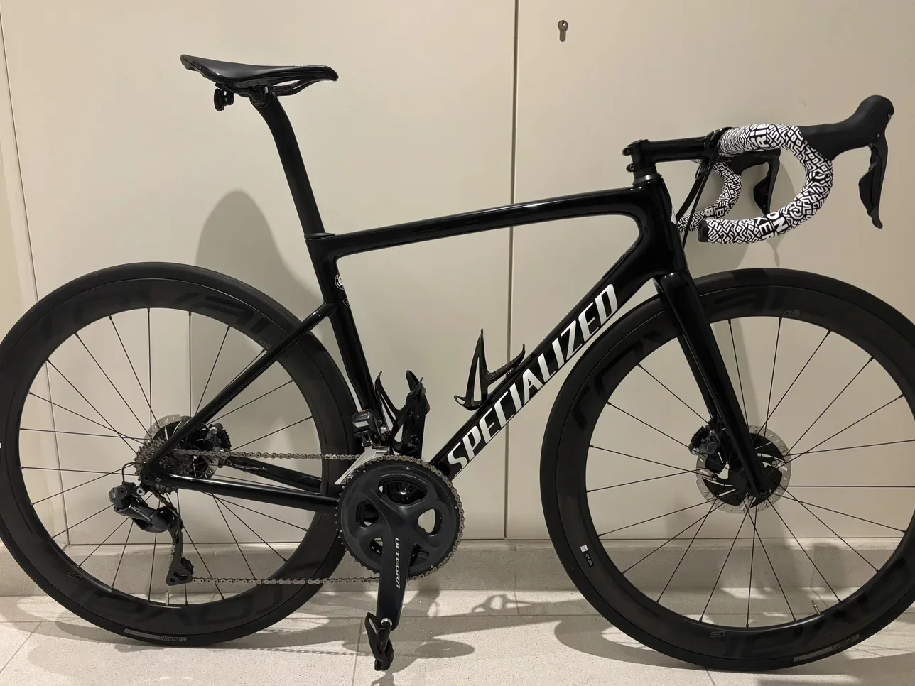 Road Bicycle  - Specialized Bikes Overview  - Medium (17-18 inch)  - Black