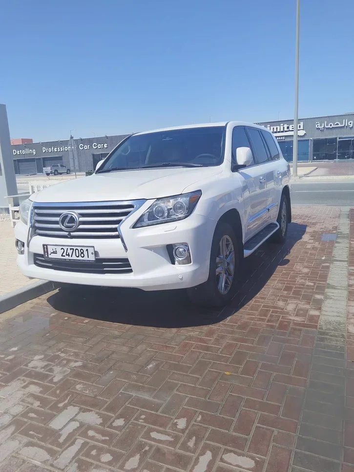 Lexus  LX  570  2013  Automatic  400,000 Km  8 Cylinder  Four Wheel Drive (4WD)  SUV  White