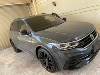 Volkswagen  Tiguan  R-Line  2022  Automatic  23,780 Km  4 Cylinder  Four Wheel Drive (4WD)  SUV  Dark Gray  With Warranty