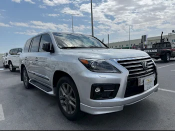 Lexus  LX  570  2015  Automatic  274,000 Km  8 Cylinder  Four Wheel Drive (4WD)  SUV  Silver