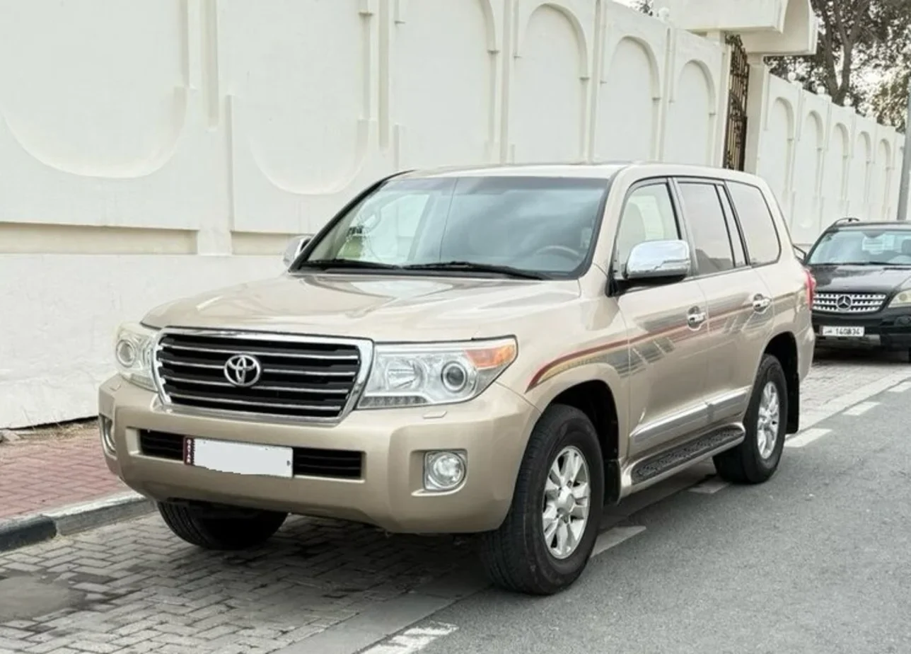 Toyota  Land Cruiser  GXR  2013  Automatic  198,000 Km  8 Cylinder  Four Wheel Drive (4WD)  SUV  Gold