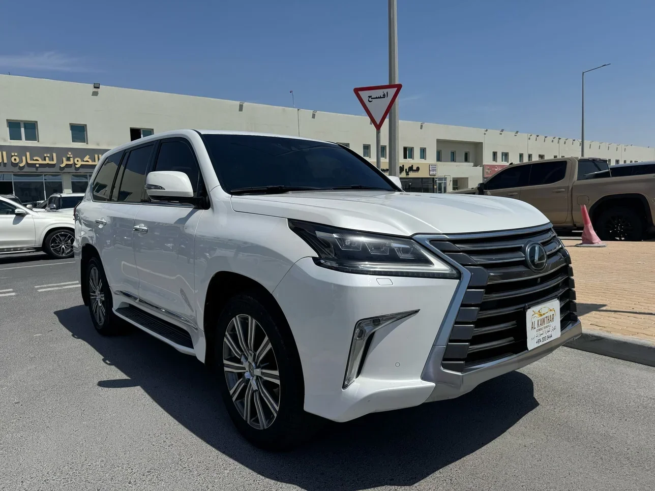 Lexus  LX  570  2016  Automatic  187,000 Km  8 Cylinder  Four Wheel Drive (4WD)  SUV  White