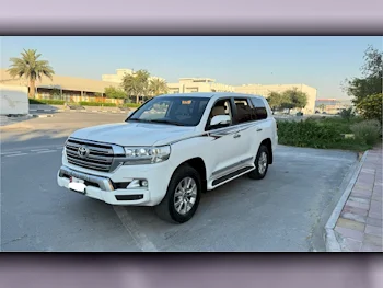 Toyota  Land Cruiser  GXR  2018  Automatic  170,000 Km  8 Cylinder  Four Wheel Drive (4WD)  SUV  White