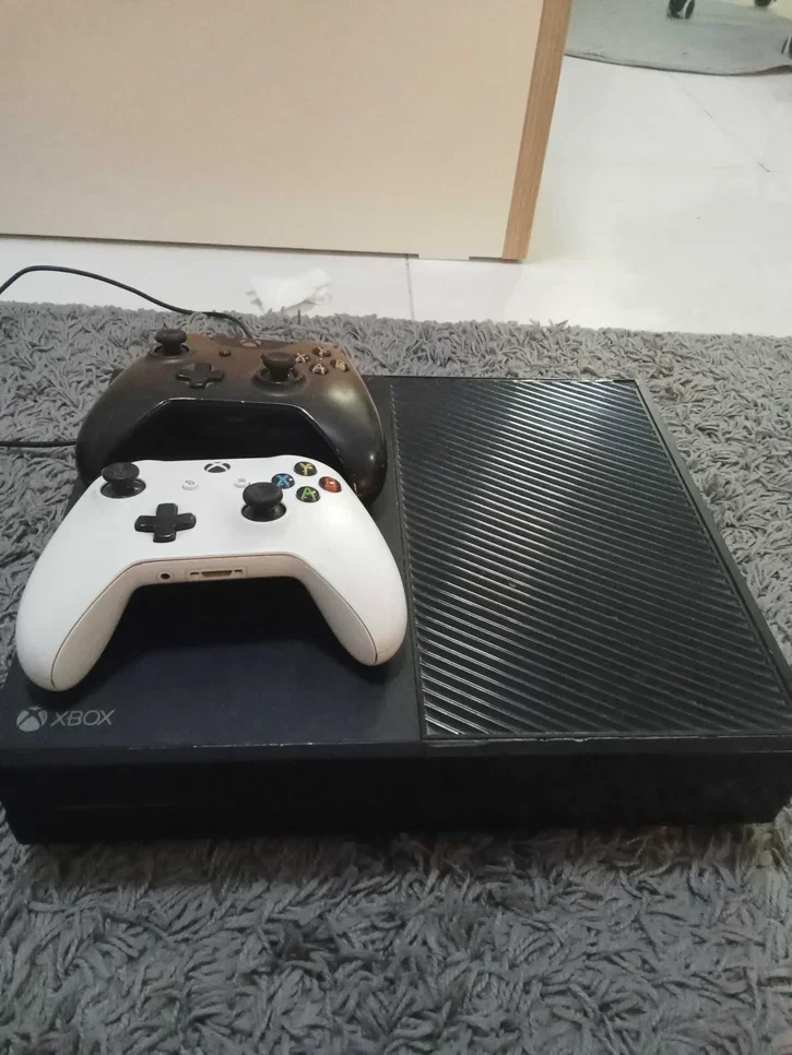 اجهزة العاب الفديو - مايكروسوفت - اكس بوكس وان - 500 جيجابايت -تشمل أجهز تحكم: 2