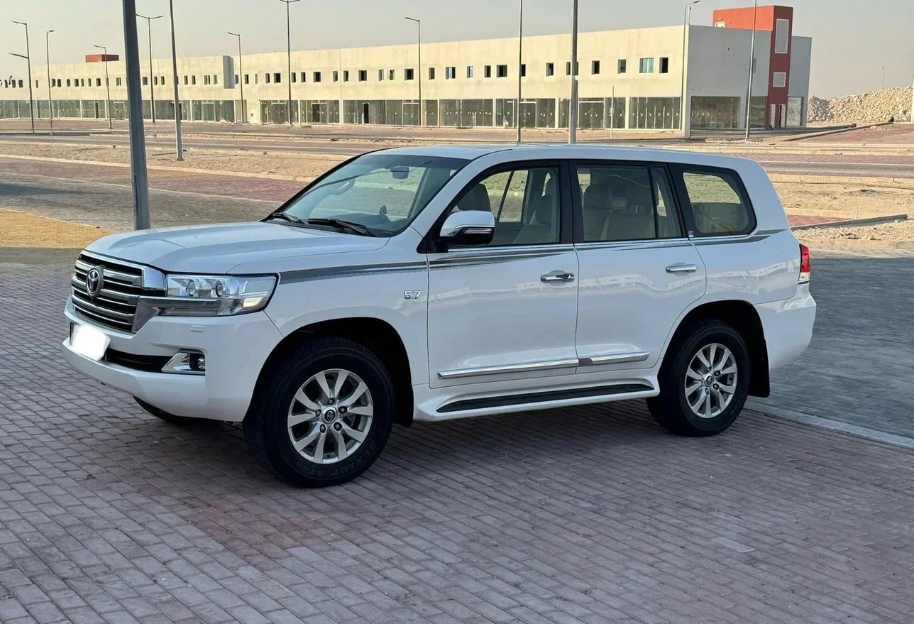 Toyota  Land Cruiser  VXR  2017  Automatic  247,000 Km  8 Cylinder  Four Wheel Drive (4WD)  SUV  White