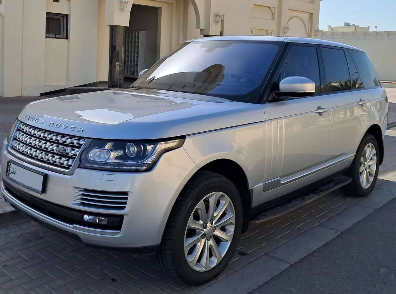 Land Rover  Range Rover  Vogue HSE  2016  Automatic  124,000 Km  8 Cylinder  Four Wheel Drive (4WD)  SUV  Silver
