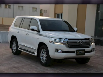 Toyota  Land Cruiser  VXR  2018  Automatic  377,000 Km  8 Cylinder  Four Wheel Drive (4WD)  SUV  White
