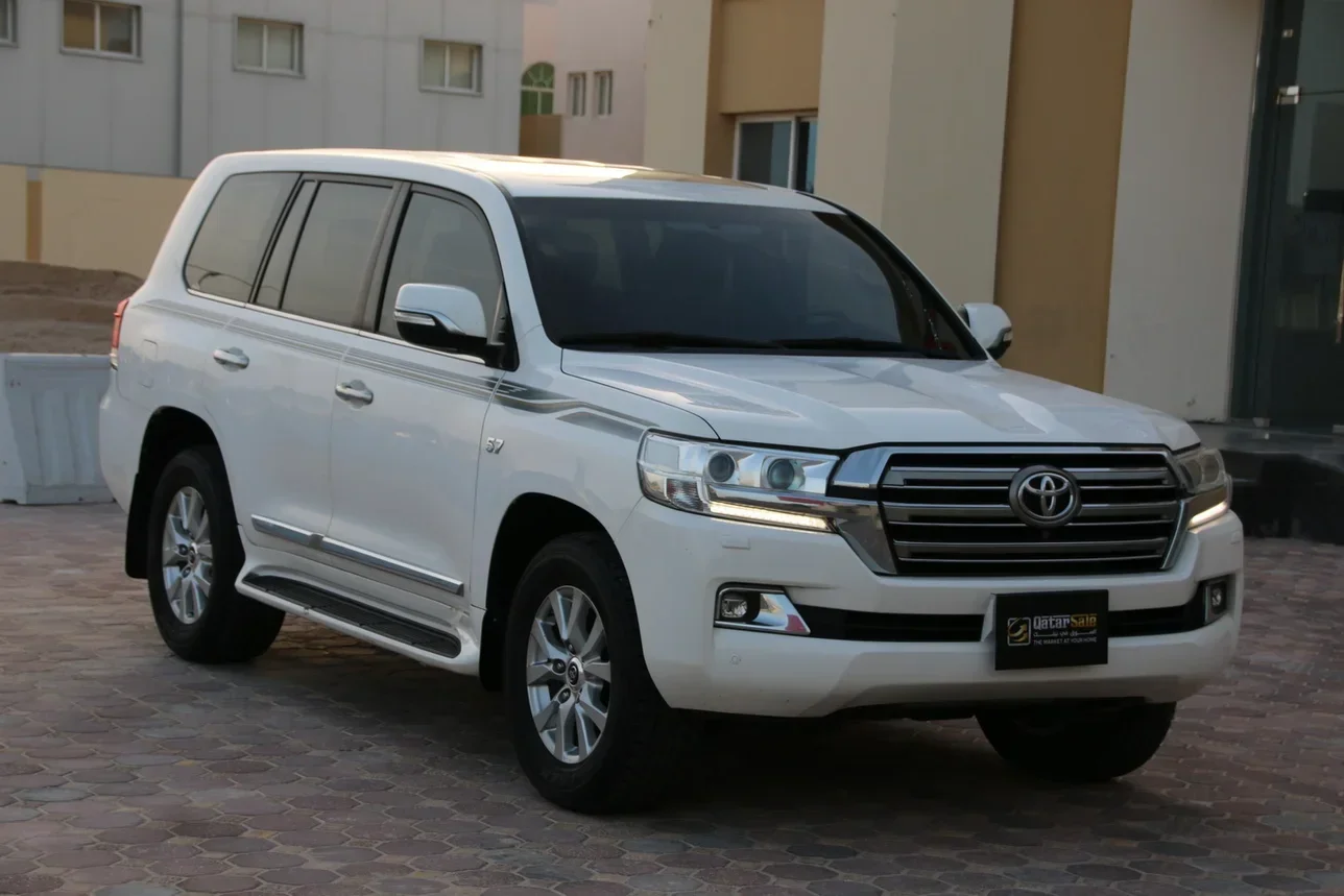 Toyota  Land Cruiser  VXR  2018  Automatic  377,000 Km  8 Cylinder  Four Wheel Drive (4WD)  SUV  White