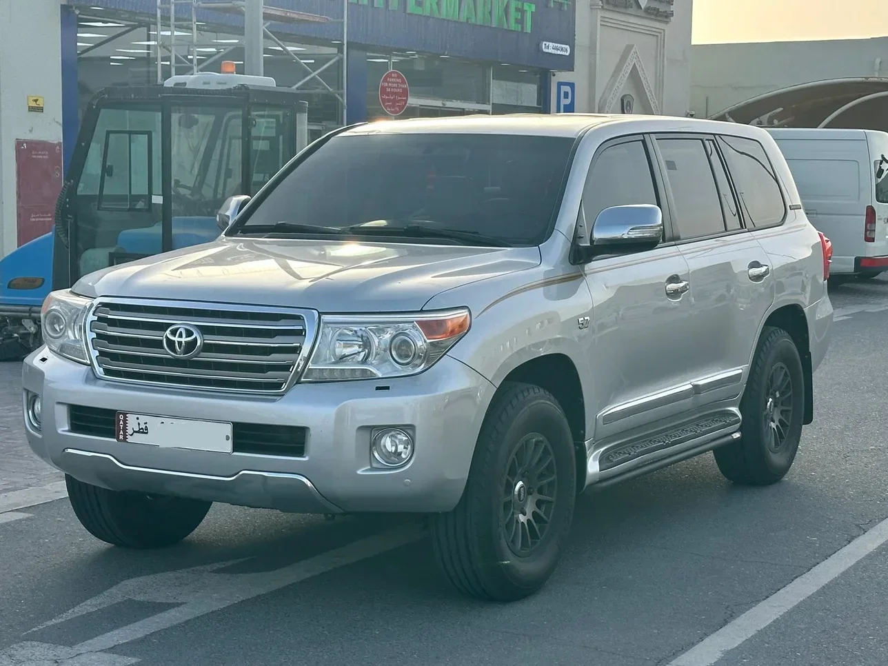 Toyota  Land Cruiser  VXR  2015  Automatic  260,000 Km  8 Cylinder  Four Wheel Drive (4WD)  SUV  Silver