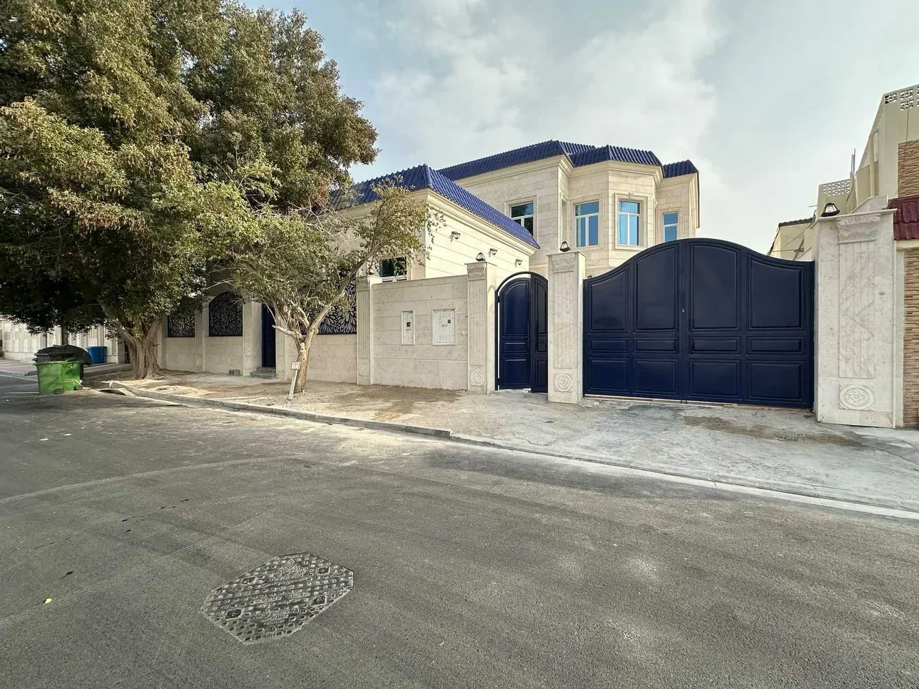 Family Residential  - Not Furnished  - Doha  - Al Dafna  - 9 Bedrooms