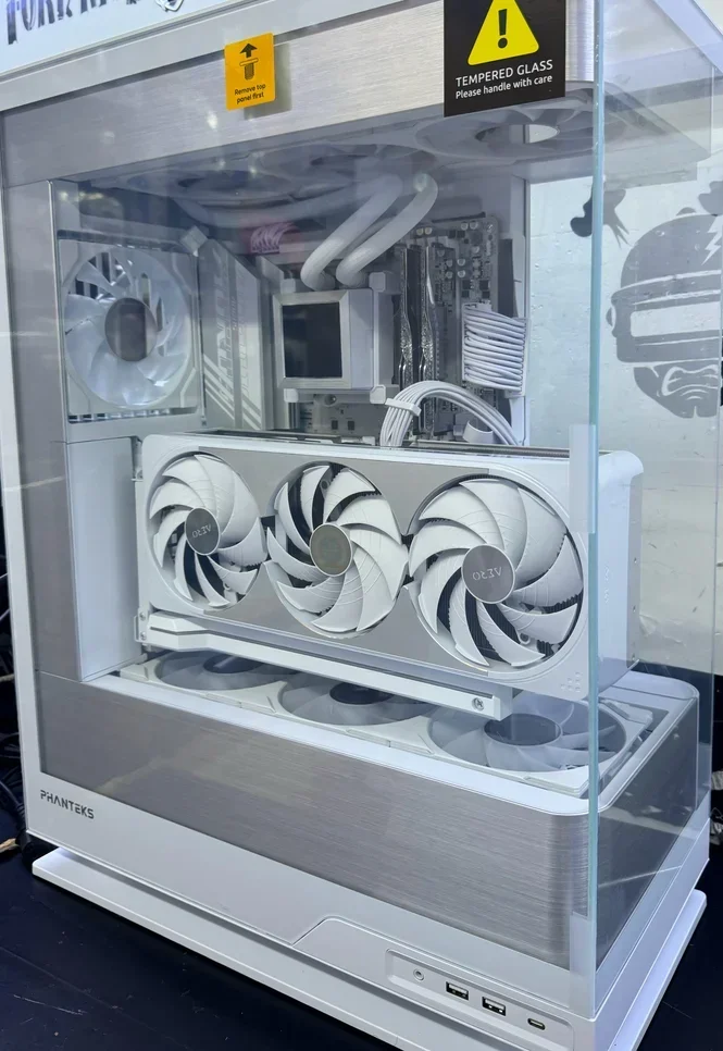 Gaming PC - AMD Ryzen 7  - Gigabyte  - Nvidia Geforce  - RTX 3090  - 16 GB -  32 GB(2x16)  / DDR 5 - SSD :  2 TB - HDD :  Not Installed  Warranty