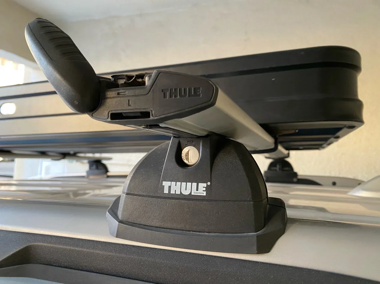 قطع غيار السيارات - فورد  اكسبلورر  - أكسسوارات  - الولايات المتحدة الأمريكية  -رقم القطعة: Thule Roof Rack Set for Ford Explorer