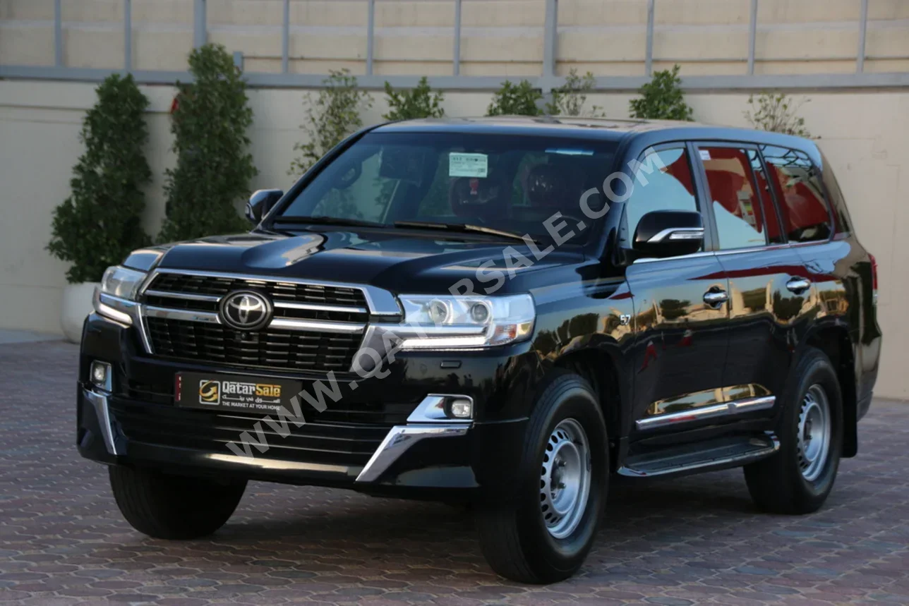 Toyota  Land Cruiser  VXR  2017  Automatic  270,000 Km  8 Cylinder  Four Wheel Drive (4WD)  SUV  Black