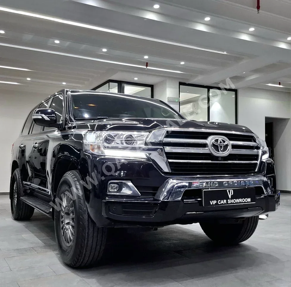 Toyota  Land Cruiser  GXR  2016  Automatic  288,000 Km  8 Cylinder  Four Wheel Drive (4WD)  SUV  Black