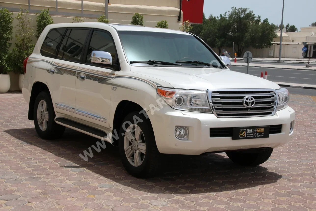 Toyota  Land Cruiser  VXR  2013  Automatic  321,000 Km  8 Cylinder  Four Wheel Drive (4WD)  SUV  White