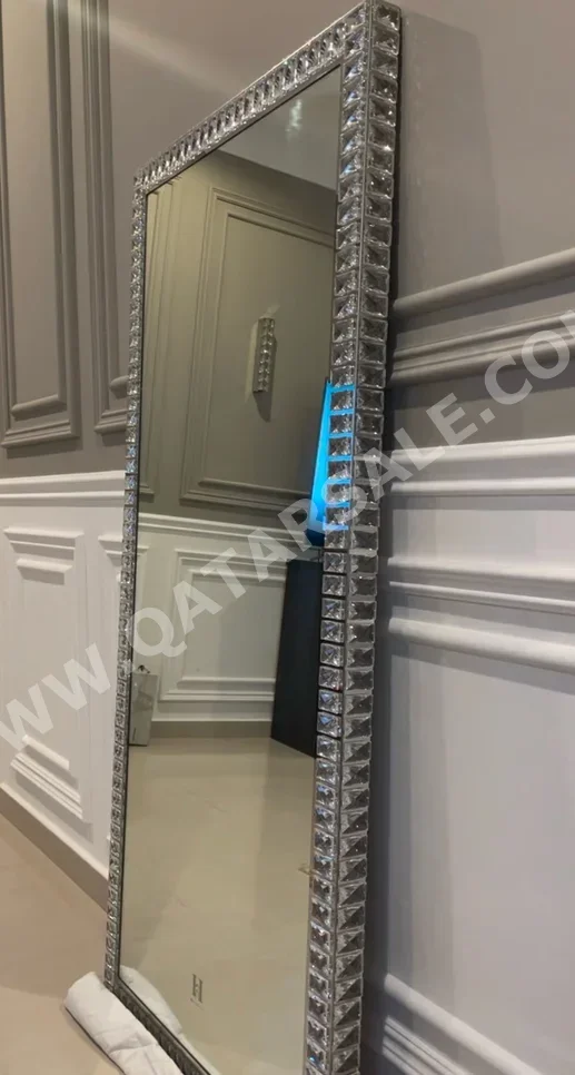 المرايا الطول الكامل  مستطيل  كبير \  معلقة على الحائط  قطر  2020  مضاء / ليد  حديد