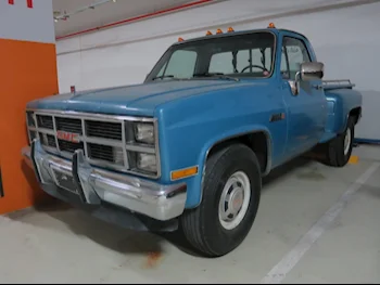 GMC  Sierra  Classic  1983  Manual  17,000 Km  8 Cylinder  Rear Wheel Drive (RWD)  Pick Up  Blue
