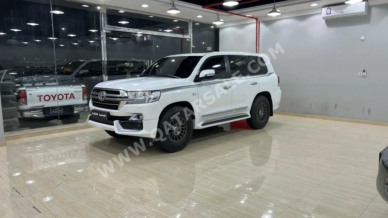 Toyota  Land Cruiser  VXR  2017  Automatic  236,000 Km  8 Cylinder  Four Wheel Drive (4WD)  SUV  White
