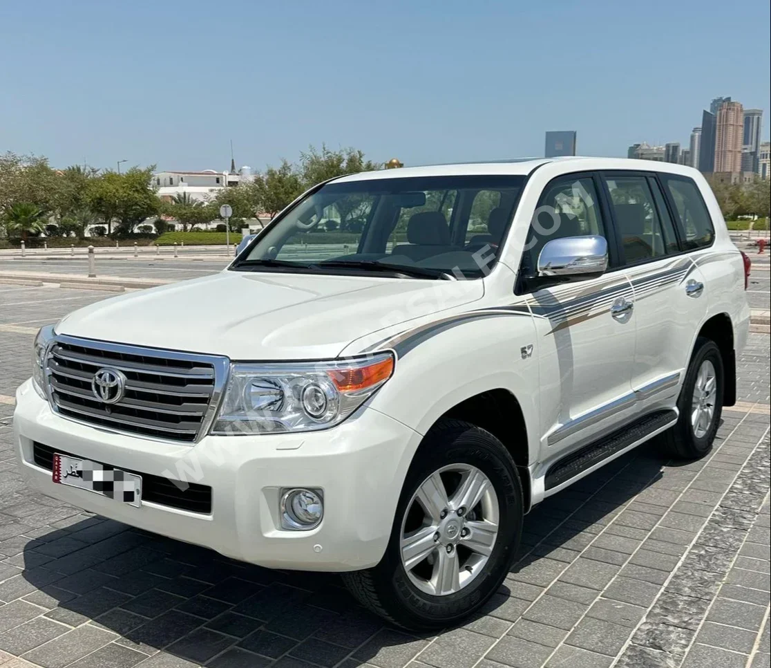 Toyota  Land Cruiser  VXR  2014  Automatic  180,000 Km  8 Cylinder  Four Wheel Drive (4WD)  SUV  White