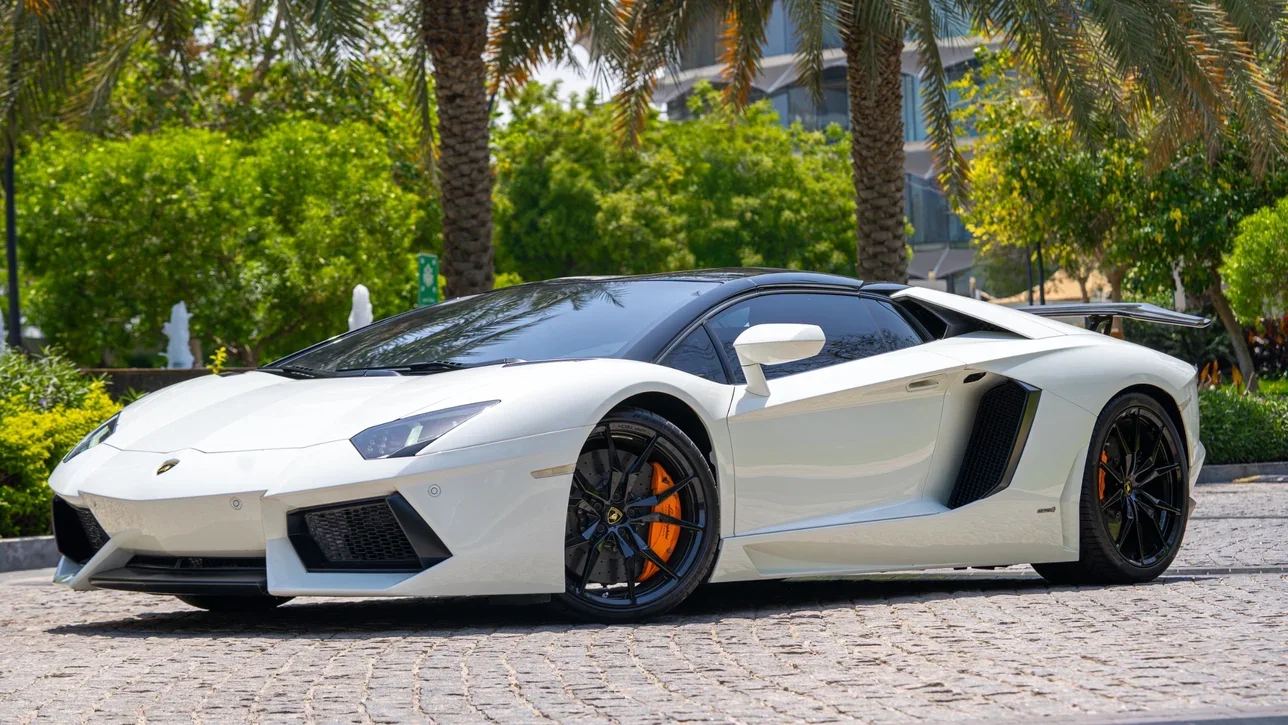 لمبرجيني  أفانتادور  رود ستر  2015  اوتوماتيك  21,000 كم  12 سلندر  دفع خلفي  كوبيه \ سبورت  أبيض  تحت الضمان