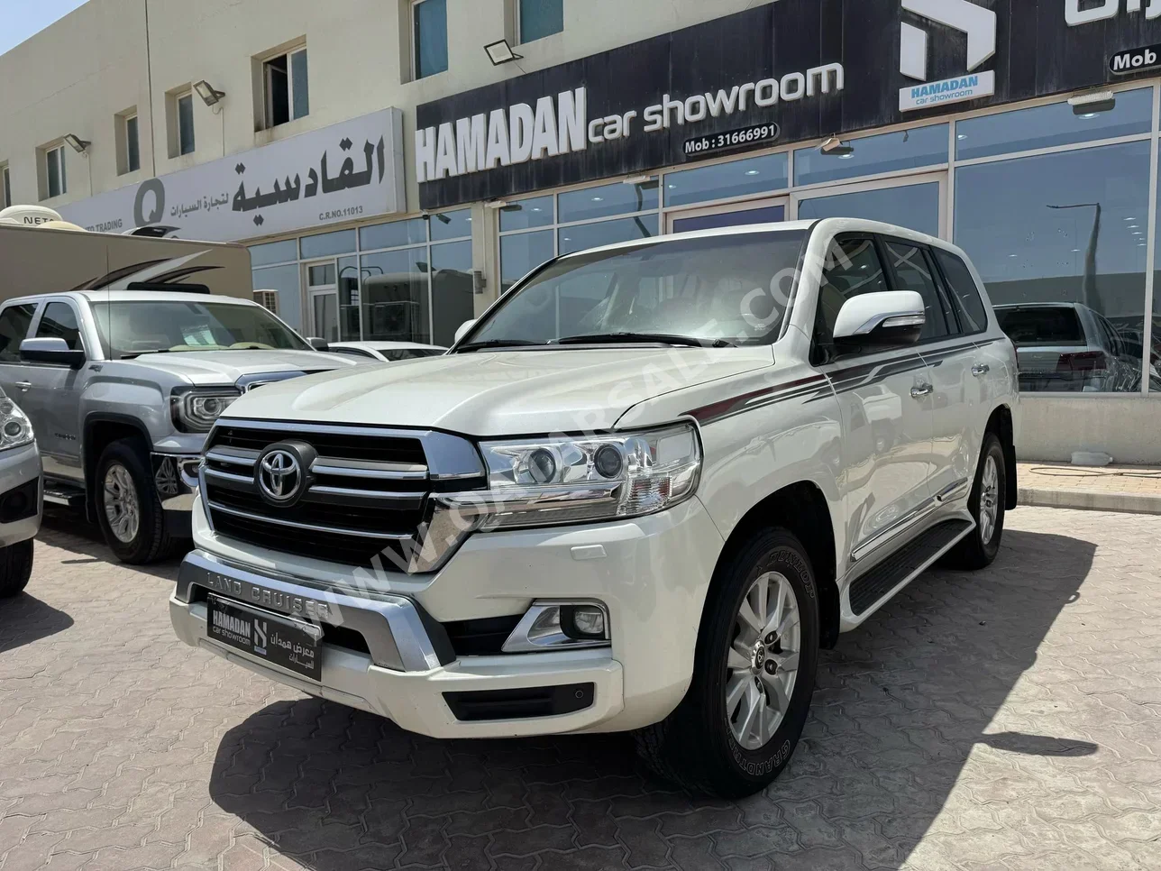 Toyota  Land Cruiser  GXR  2016  Automatic  320,000 Km  8 Cylinder  Four Wheel Drive (4WD)  SUV  White