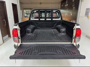 Toyota  Hilux  SR5  2016  Automatic  386,000 Km  4 Cylinder  Four Wheel Drive (4WD)  Pick Up  White