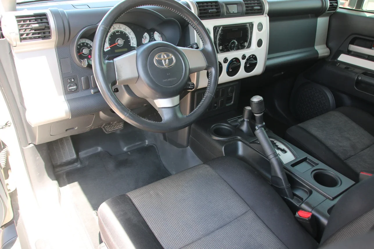 Toyota  FJ Cruiser  2014  Automatic  216,000 Km  6 Cylinder  Four Wheel Drive (4WD)  SUV  White