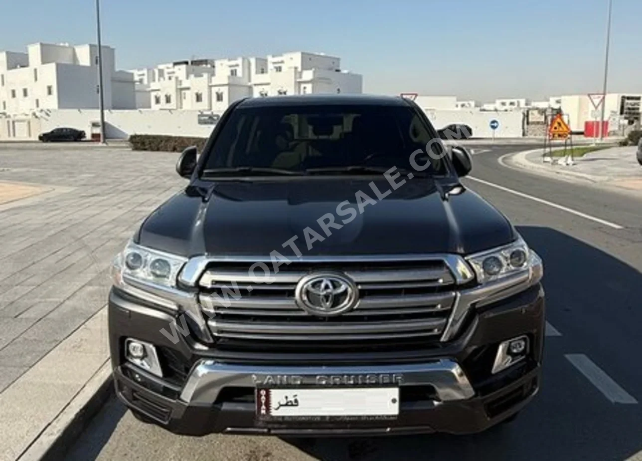 Toyota  Land Cruiser  GXR  2018  Automatic  134,000 Km  8 Cylinder  Four Wheel Drive (4WD)  SUV  Gray