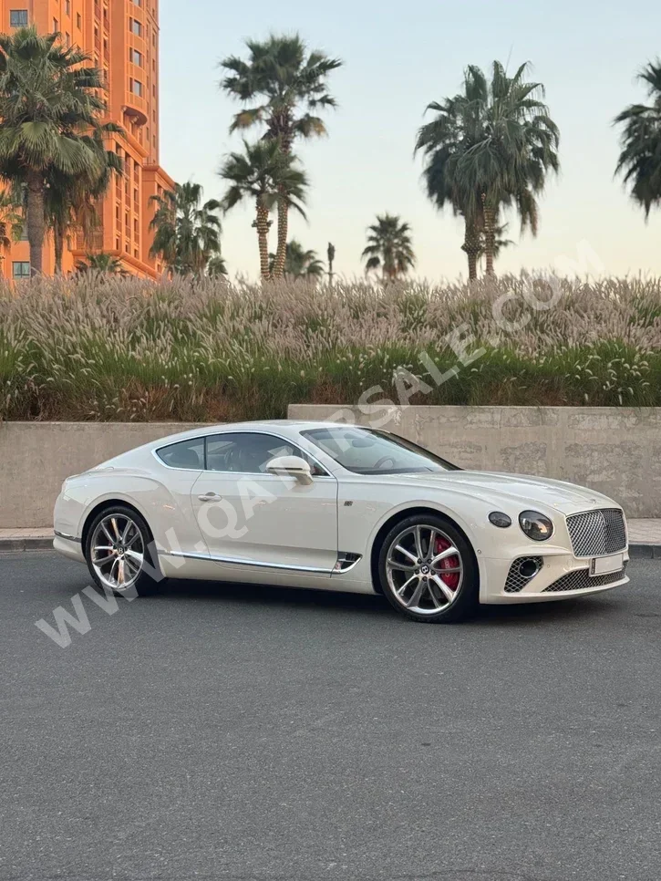 بنتلي  كونتيننتل  جي تي مولينر  2018  اوتوماتيك  81,000 كم  12 سلندر  دفع رباعي  كوبيه \ سبورت  أبيض