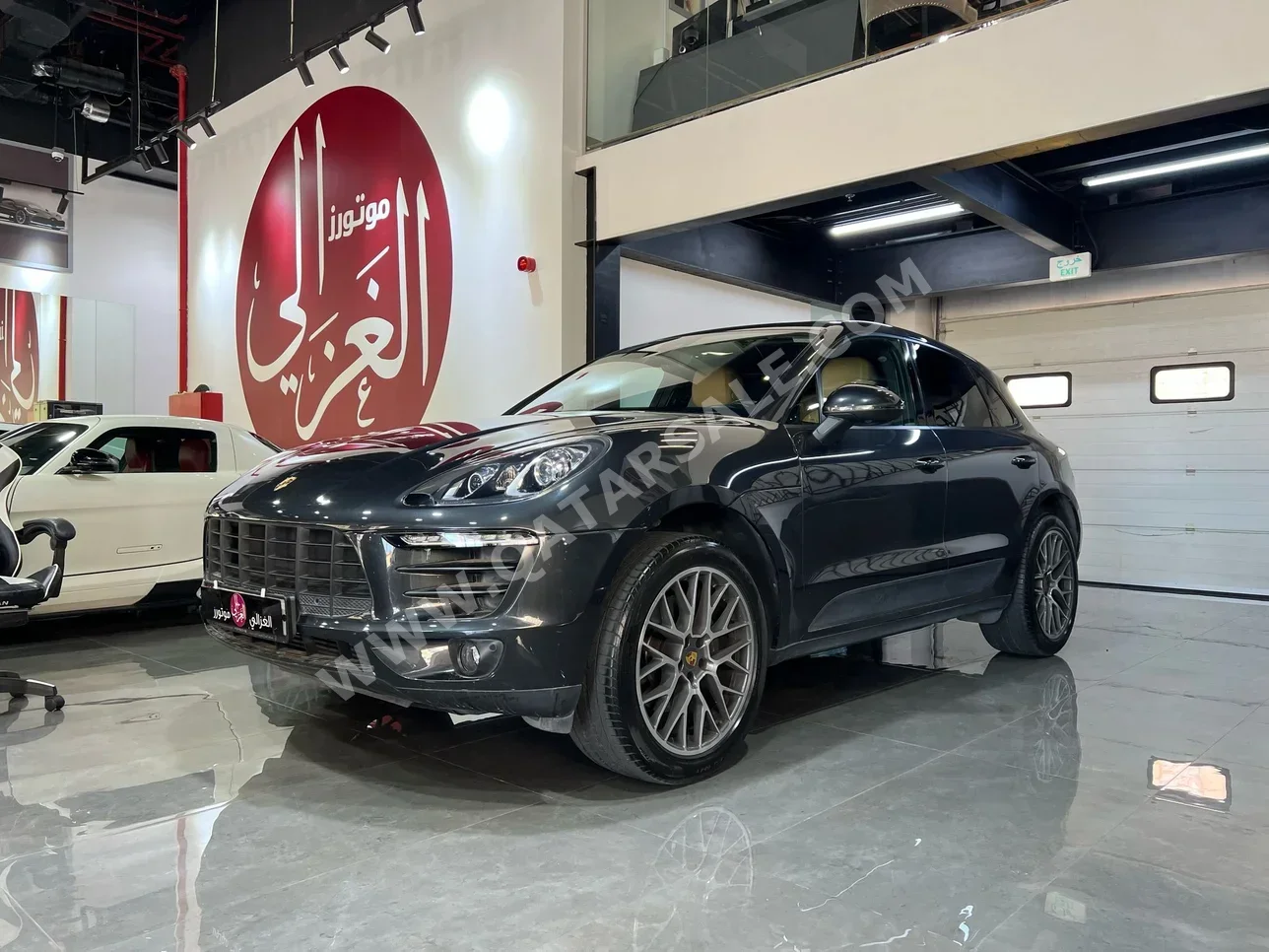 Porsche  Macan  2018  Automatic  50,000 Km  4 Cylinder  Four Wheel Drive (4WD)  SUV  Gray