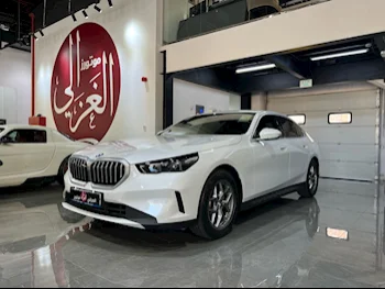 بي ام دبليو  الفئة - الخامسة  520i  2024  اوتوماتيك  18,000 كم  4 سلندر  دفع خلفي  سيدان  أبيض لؤلؤي  تحت الضمان
