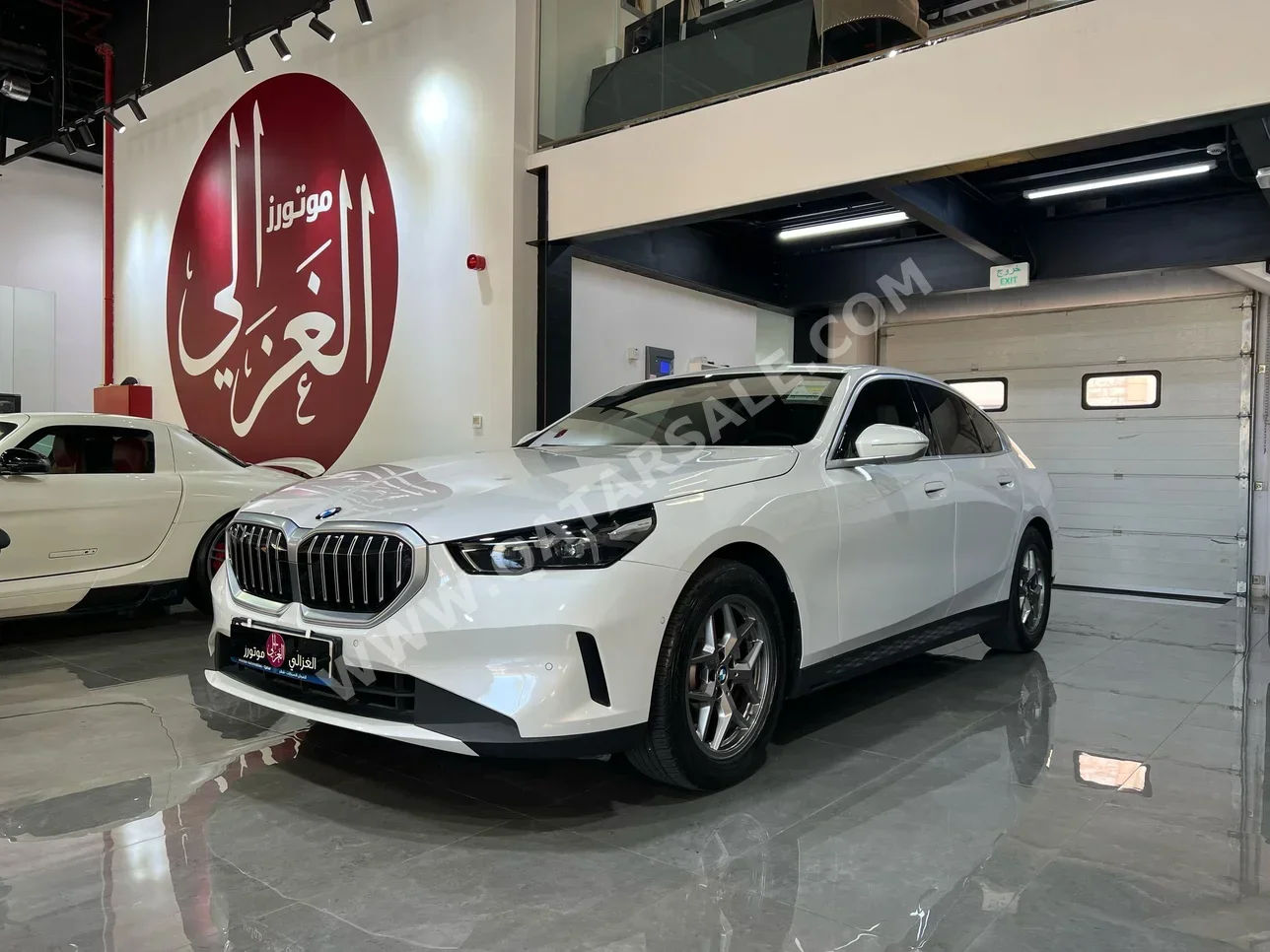 بي ام دبليو  الفئة - الخامسة  520i  2024  اوتوماتيك  18,000 كم  4 سلندر  دفع خلفي  سيدان  أبيض لؤلؤي  تحت الضمان