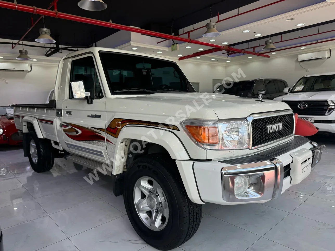 Toyota  Land Cruiser  LX  2011  Manual  344,000 Km  6 Cylinder  Four Wheel Drive (4WD)  Pick Up  White