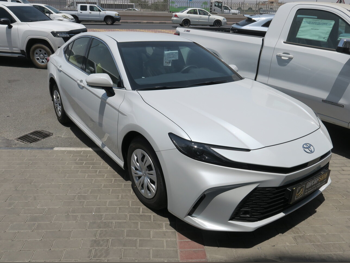 تويوتا  كامري  2026  اوتوماتيك  0 كم  4 سلندر  سحب امامي  سيدان  أبيض  تحت الضمان