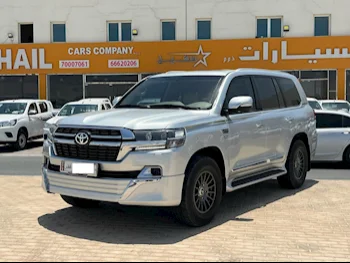Toyota  Land Cruiser  GXR  2017  Automatic  140,000 Km  8 Cylinder  Four Wheel Drive (4WD)  SUV  White